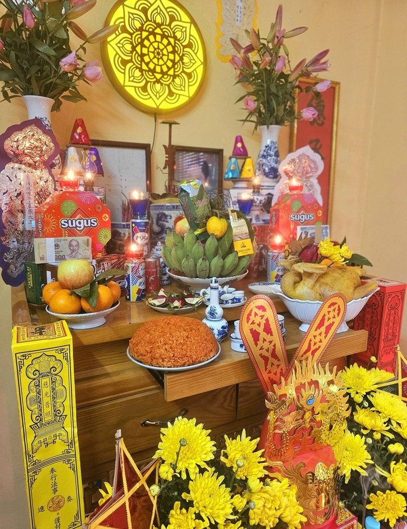 trang trí bàn thờ gia tiên 24