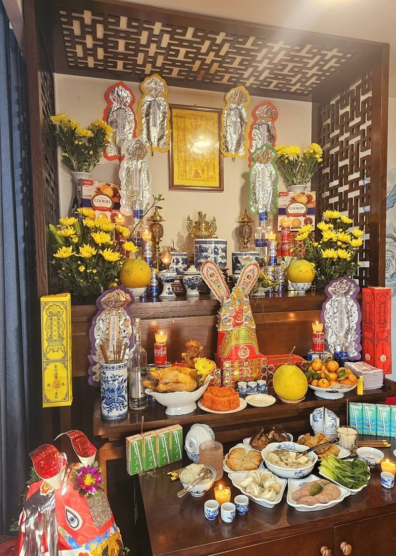 trang trí bàn thờ gia tiên 7