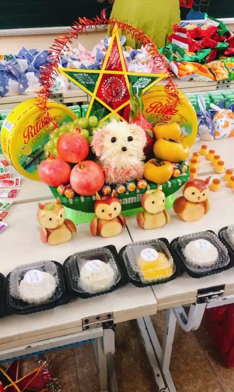 trang trí mâm cỗ trung thu bằng bánh kẹo