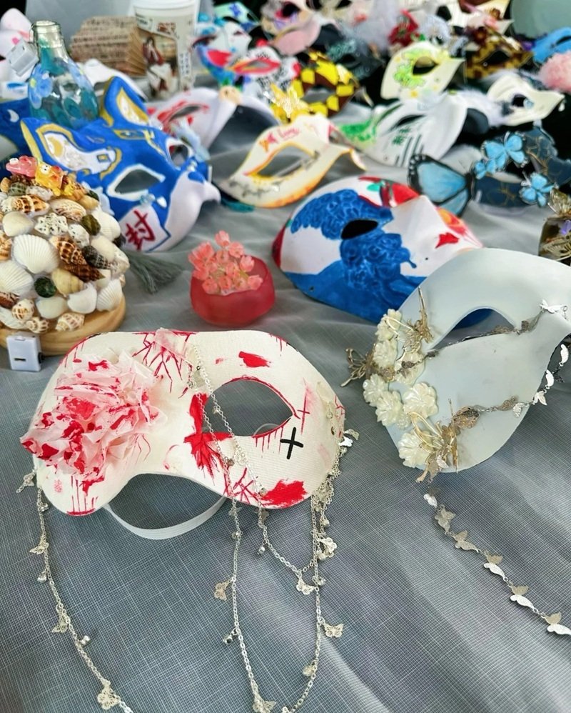 trang trí mặt nạ 20