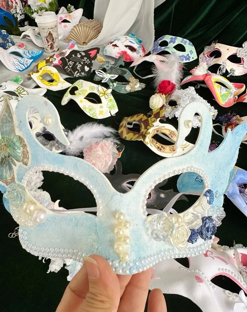 trang trí mặt nạ 22