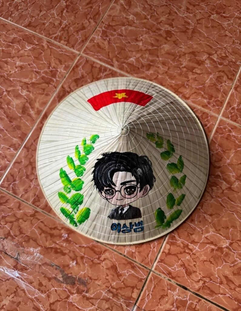 Xem thêm 99+ ảnh trang trí nón lá ý tưởng decor văn hóa Việt - Hình ảnh bài viết