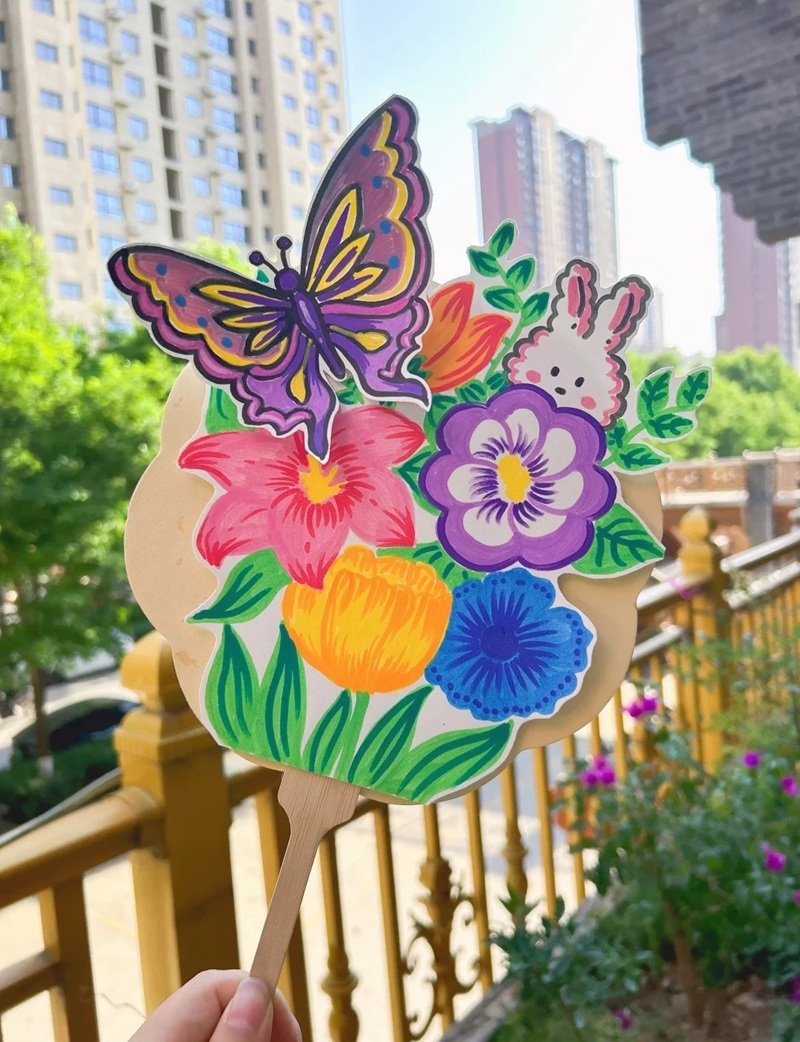 trang trí quạt giấy lớp 8 đơn giản 14