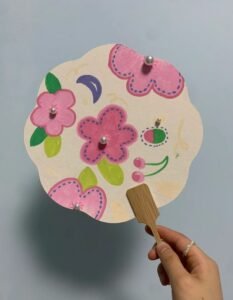 trang trí quạt giấy lớp 8 đơn giản 25