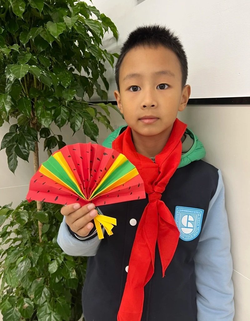 trang trí quạt giấy lớp 8 đơn giản 3