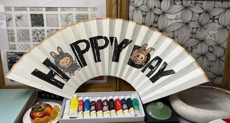 trang trí quạt giấy lớp 8 đơn giản 5