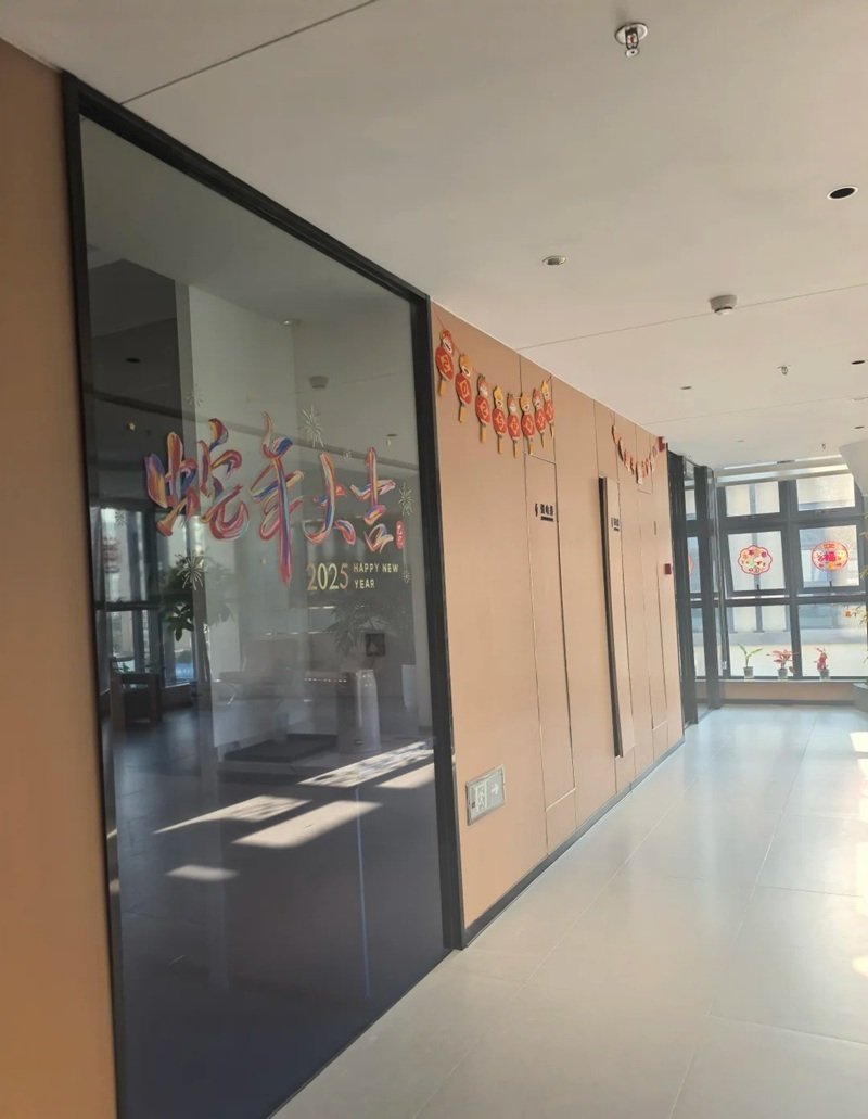 trang trí tết trên cửa kính 2025 cho công ty 17