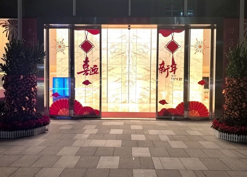 trang trí tết trên cửa kính 2025 cho công ty 21