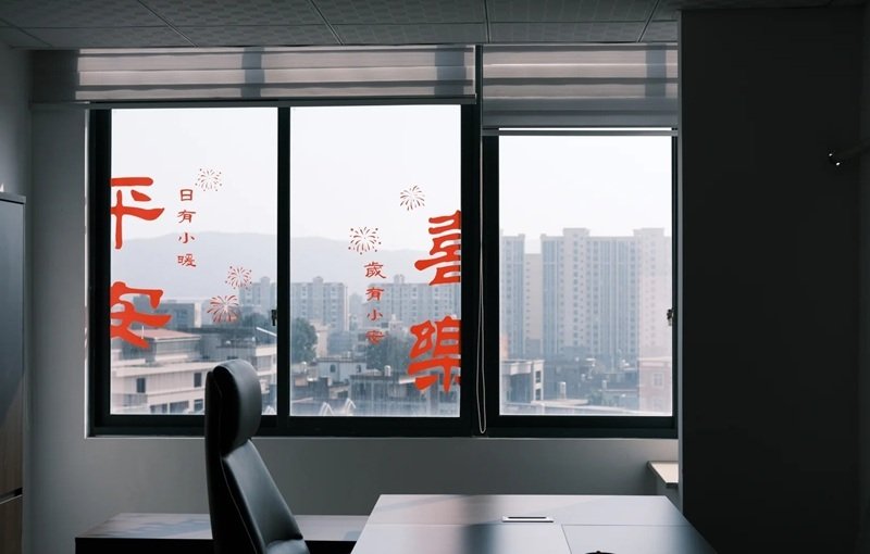 trang trí tết trên cửa kính 2025 cho công ty 23