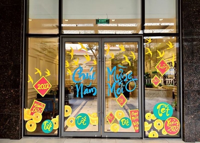 trang trí tết trên cửa kính 2025 cho công ty 5