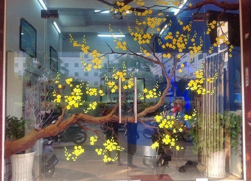 trang trí tết trên cửa kính 2025 cho công ty 8