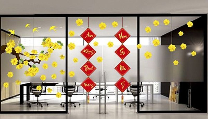 trang trí tết trên cửa kính 2025 cho khách sạn 10