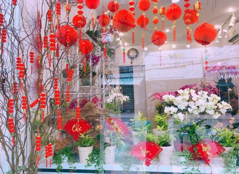 trang trí tết trên cửa kính 2025 cho khách sạn 11