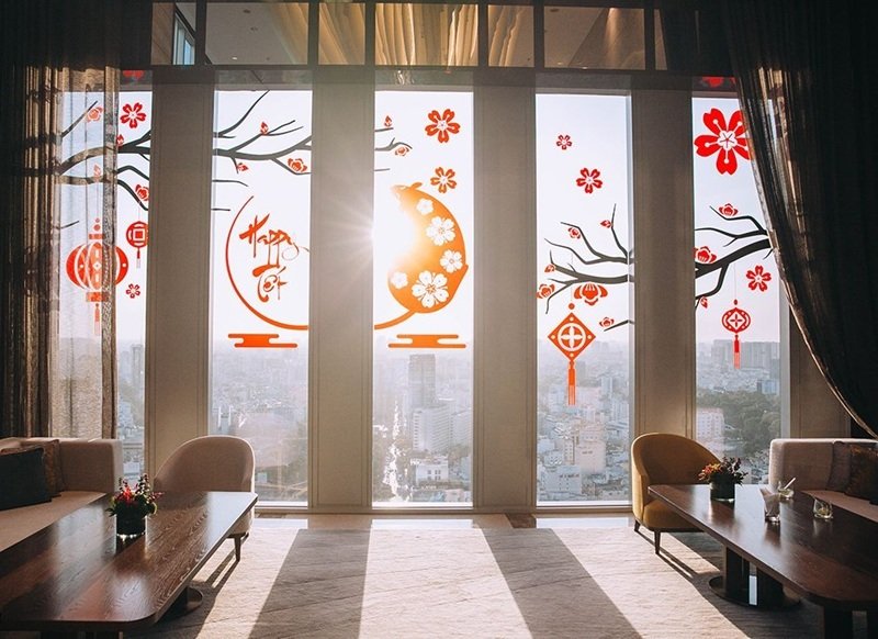 trang trí tết trên cửa kính 2025 cho khách sạn 12
