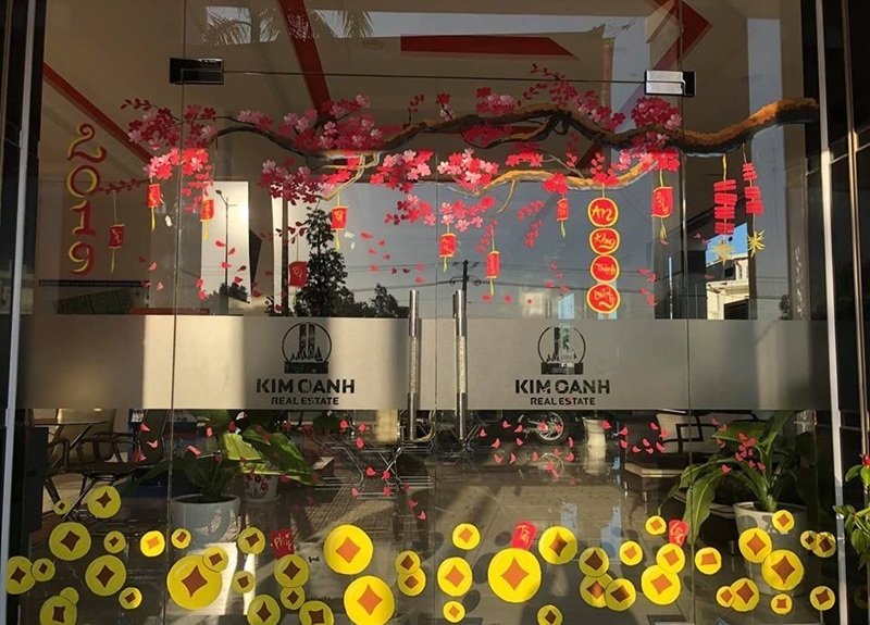 trang trí tết trên cửa kính 2025 cho khách sạn 18
