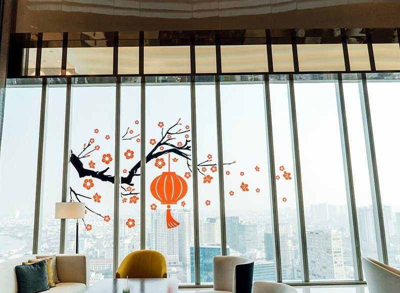 trang trí tết trên cửa kính 2025 cho khách sạn 24