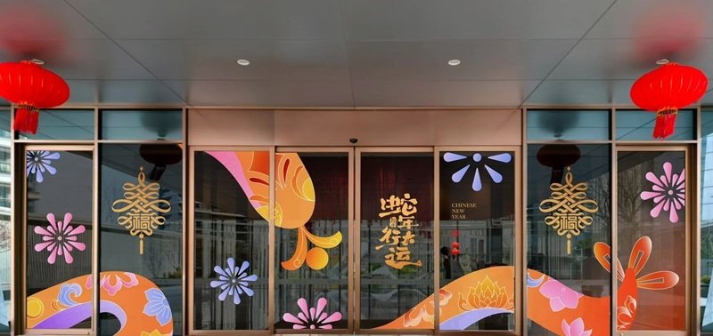 trang trí tết trên cửa kính 2025 cho khách sạn 28