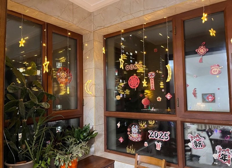 trang trí tết trên cửa kính 2025 cho khách sạn 29