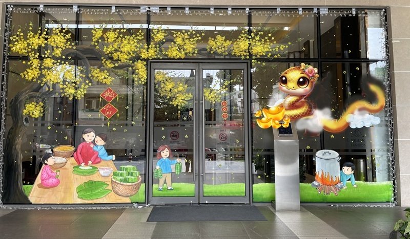 trang trí tết trên cửa kính 2025 cho khách sạn 7