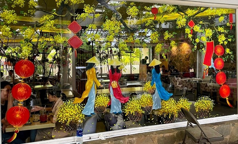 trang trí tết trên cửa kính 2025 cho khách sạn 8