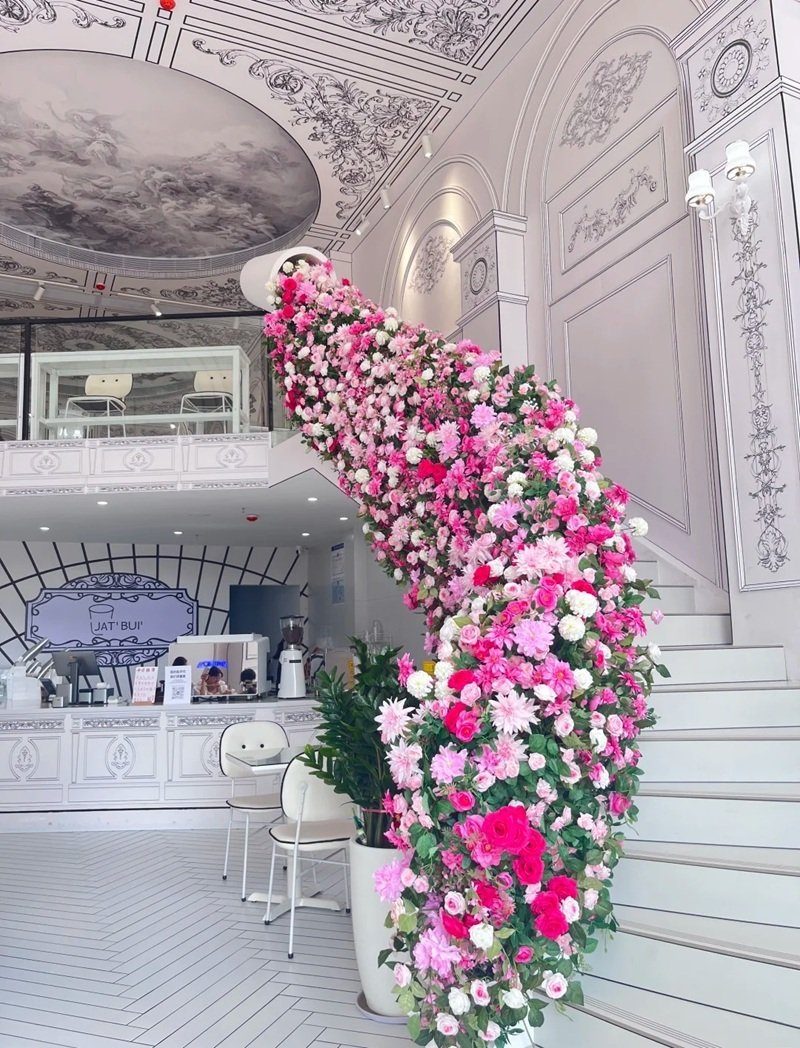 trang trí vách cầu thang