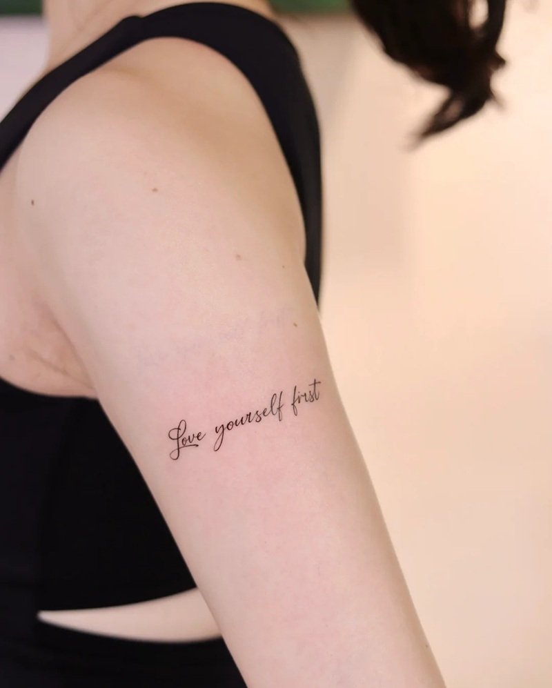 xăm chữ bắp tay nữ 10