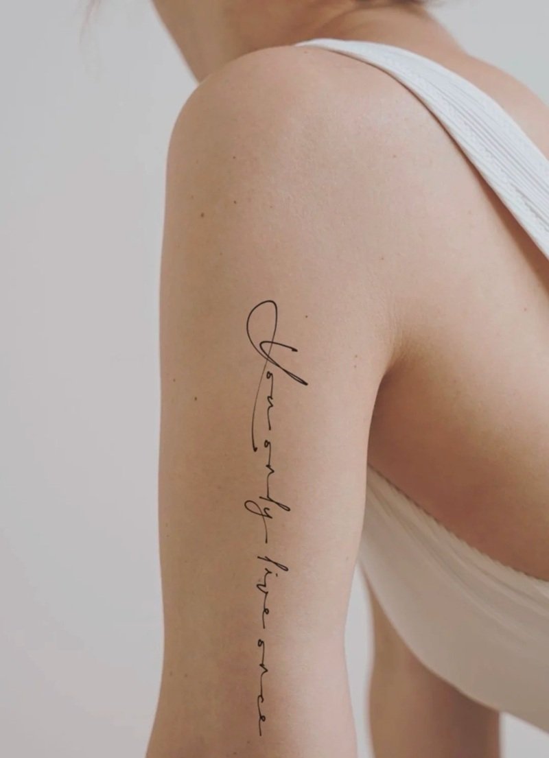 xăm chữ bắp tay nữ 11