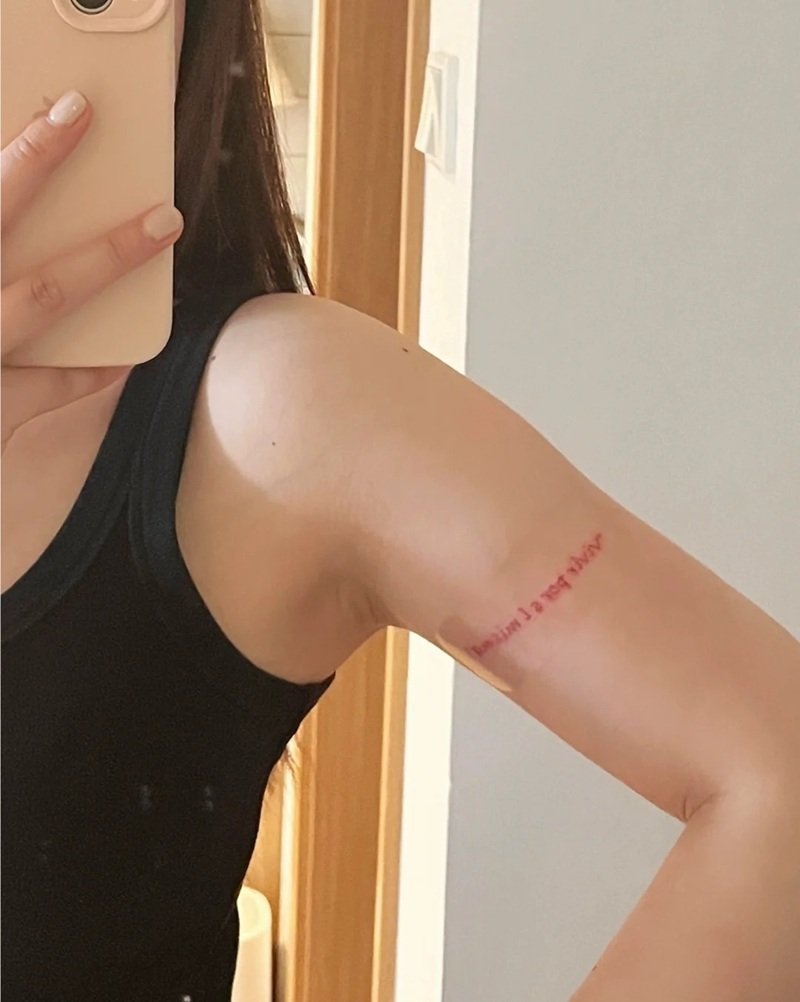 xăm chữ bắp tay nữ 13