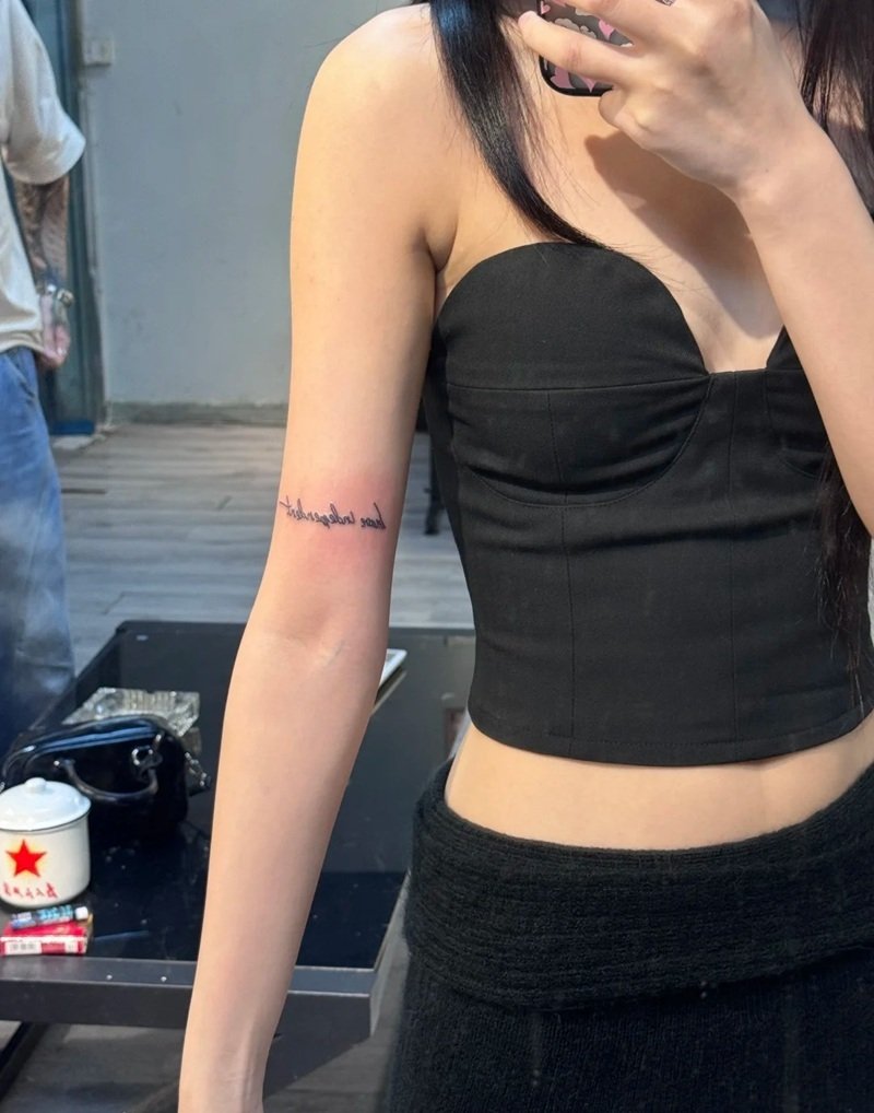 xăm chữ bắp tay nữ 15