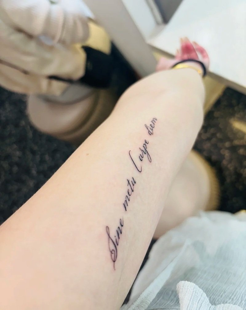 xăm chữ bắp tay nữ 16