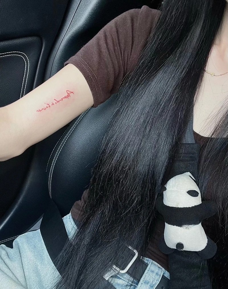 xăm chữ bắp tay nữ 2