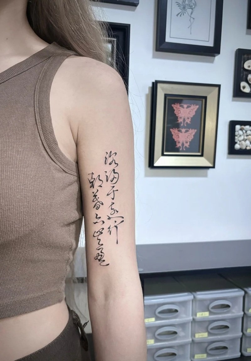 xăm chữ bắp tay nữ 23