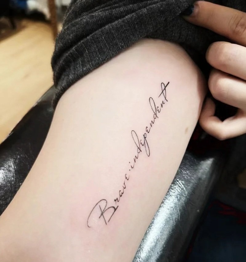 xăm chữ bắp tay nữ 26