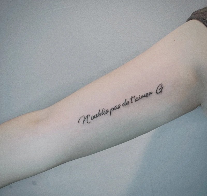 xăm chữ bắp tay nữ 27