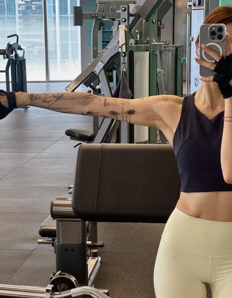 xăm chữ bắp tay nữ 31