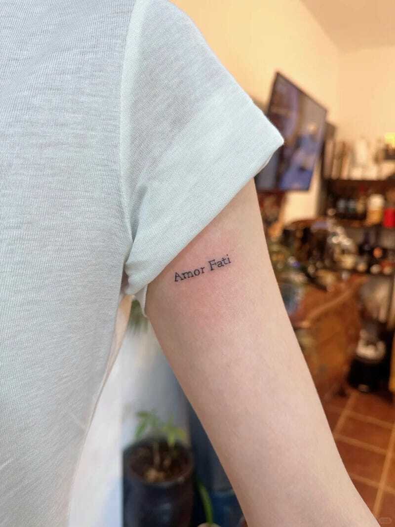 Hình ảnh xăm chữ bắp tay nữ phong cách tattoo nghệ thuật