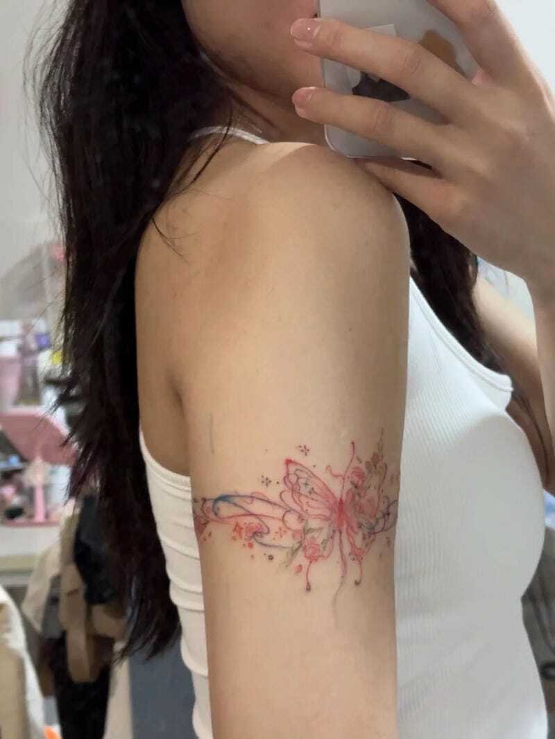 Mẫu xăm chữ bắp tay nữ đẹp với thiết kế tinh tế nổi bật