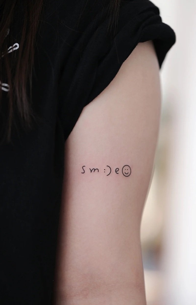 xăm chữ bắp tay nữ 9