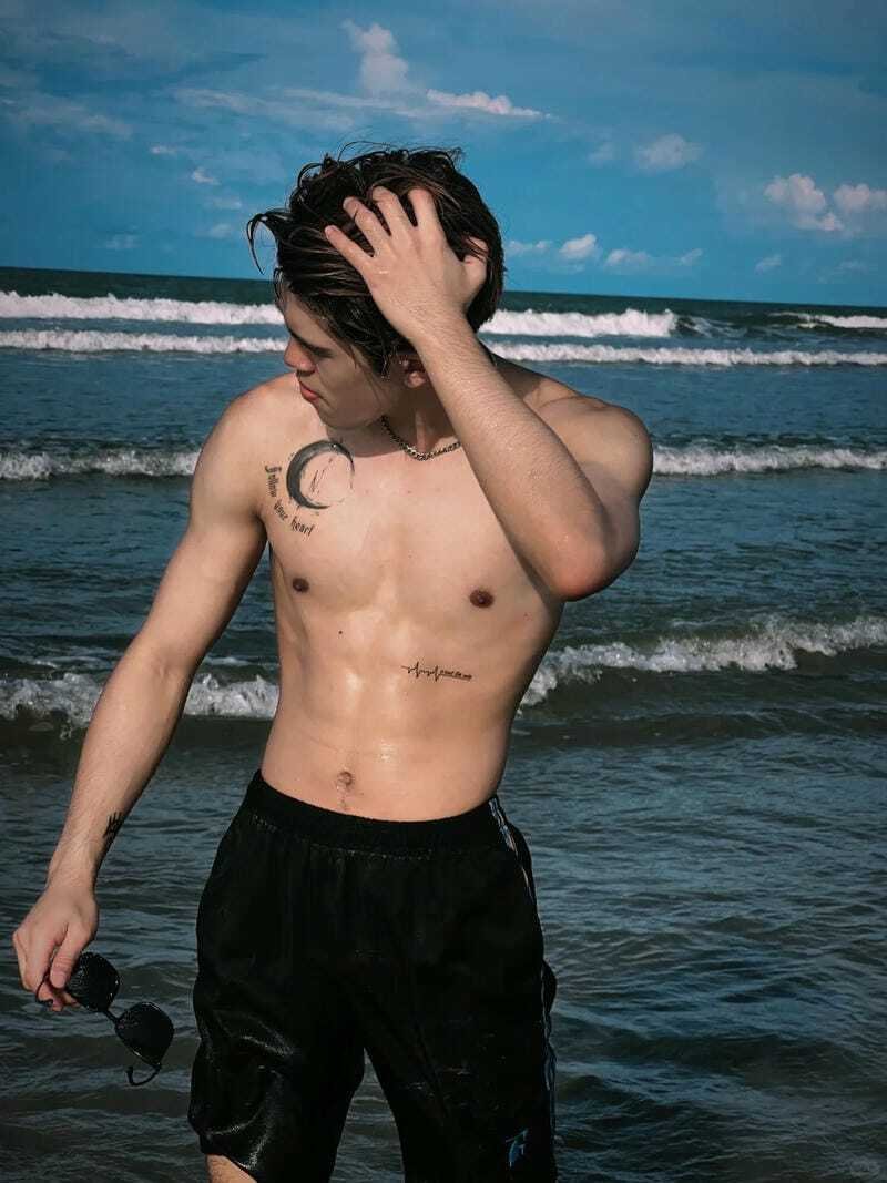 Hình ảnh xăm vú phong cách sexy và cá tính hiện đại