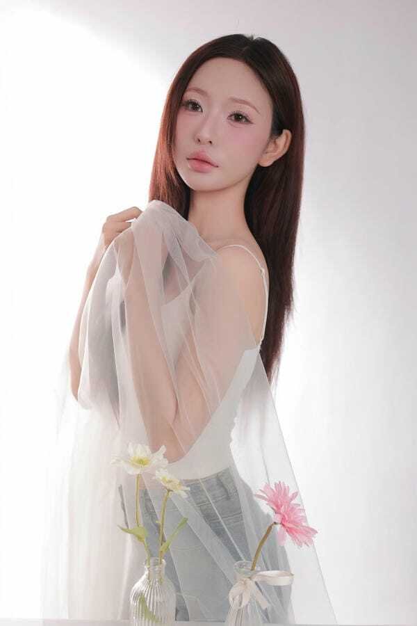 Nữ xinh 18+ sexy với mái tóc dài bay
