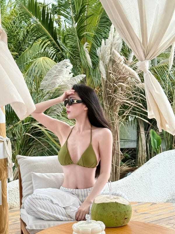 Gái xinh mặc bikini tươi cười dưới ánh nắng