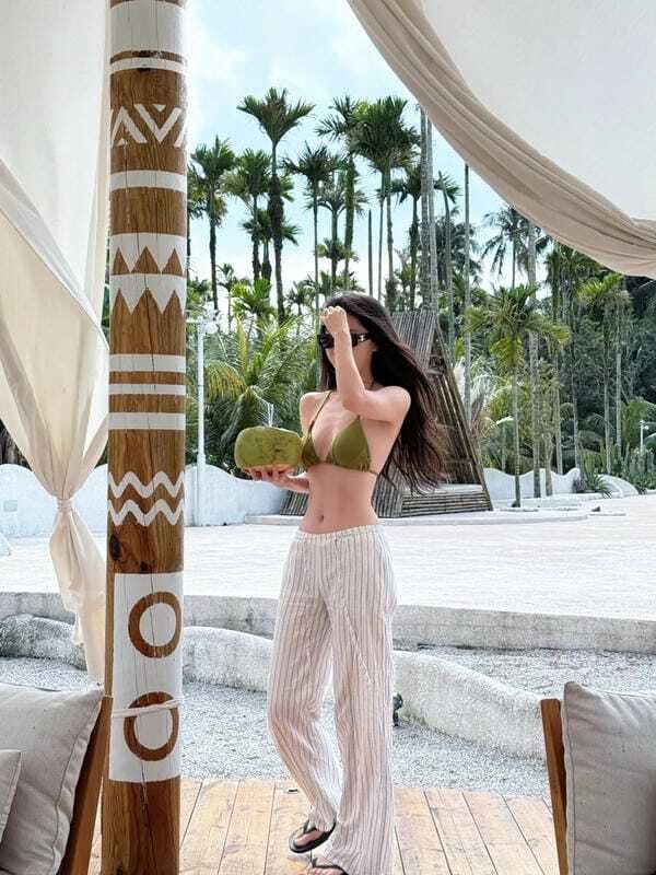 Người mẫu bikini phong cách trẻ trung hiện đại