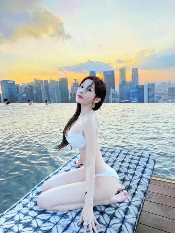 Hình gái xinh mặc bikini phong cách sang chảnh