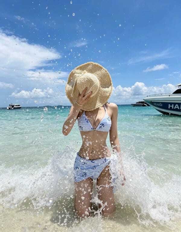 Cô gái mặc bikini tạo dáng bên bãi biển