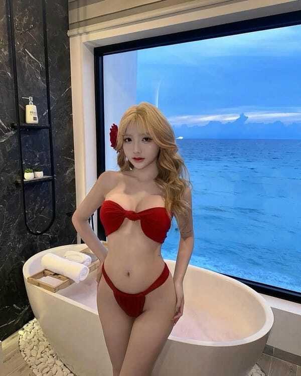 Người đẹp bikini với phong cách trẻ trung năng động