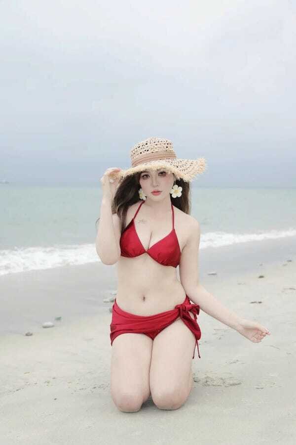 Gái xinh mặc bikini tận hưởng kỳ nghỉ mùa hè