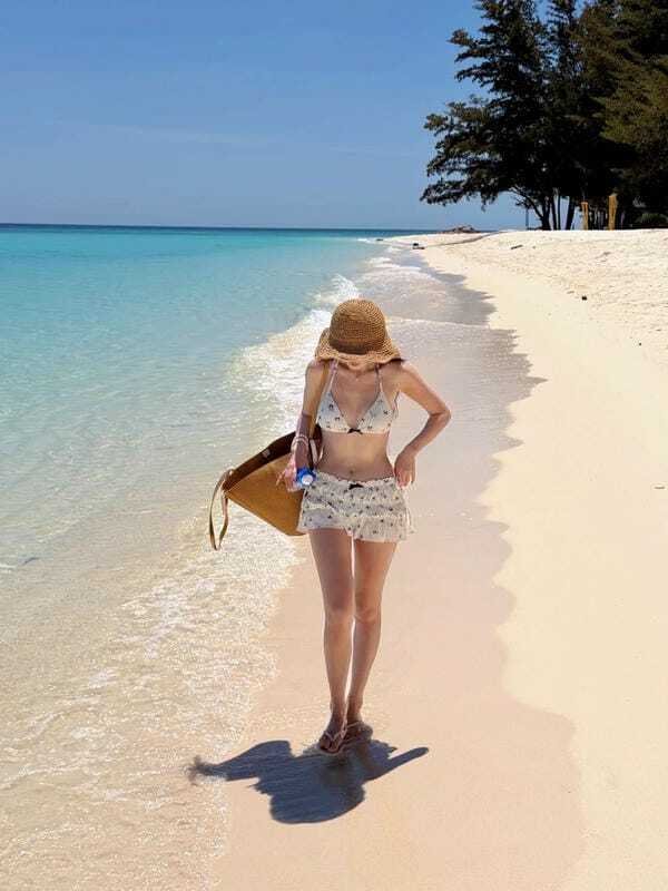 Ảnh gái xinh mặc bikini tạo dáng dưới nắng