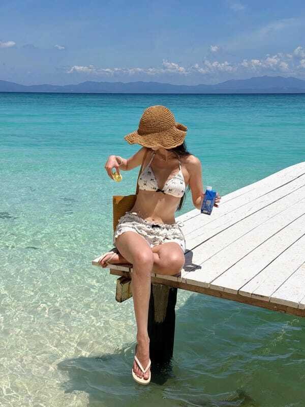 Ảnh gái xinh mặc bikini trẻ trung và cuốn hút