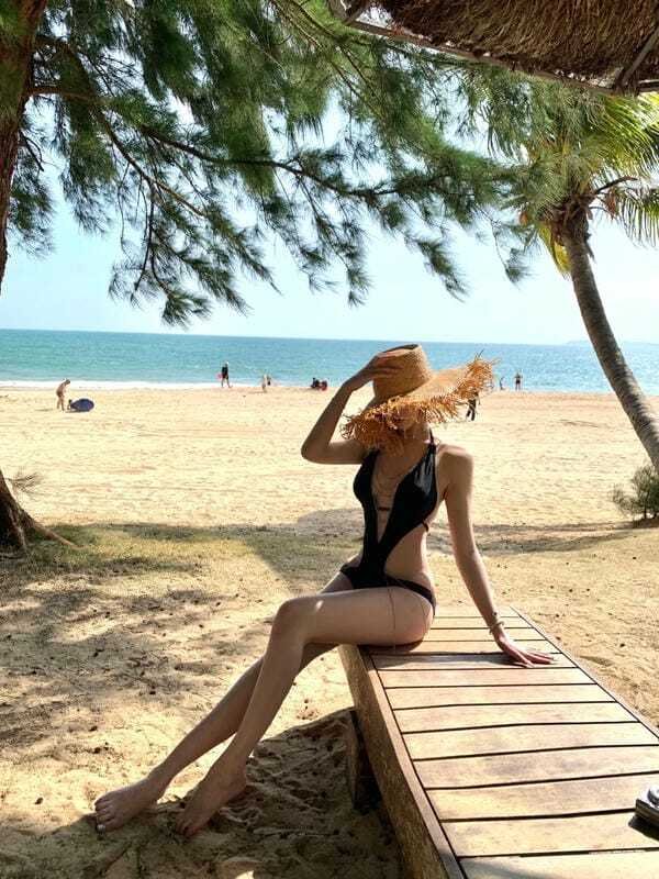 Ảnh gái xinh mặc bikini chụp tại hồ bơi