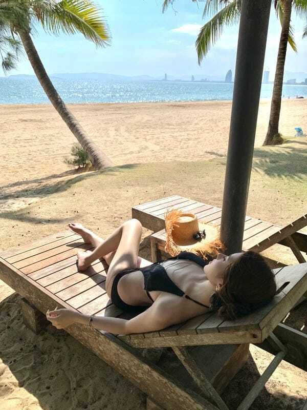 Cô gái xinh mặc bikini nổi bật trên bãi cát